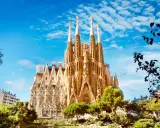 Sagrada Familia, wciąż w budowie, zachwyca swoją architekturą pod błękitnym niebem. Kiedy koniec budowy?