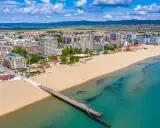 Słoneczny Brzeg, Bułgaria: rozległa plaża, turkusowe morze i hotelowe zabudowania tworzą wakacyjny krajobraz.