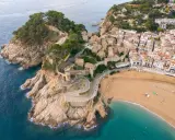 Wzgórze z zamkiem i kręta droga to jedne z głównych atrakcji Costa Brava. Widok na miasteczko i plażę zapiera dech w piersiach.