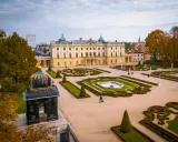 Pałac Branickich w Białymstoku, z barokowymi ogrodami i fontannami, to idealne miejsce, co zobaczyć w Białymstoku.