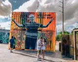 Para zobaczyć Miami, odwiedź tę kolorową ścianę z motylami i muralem "Welcome to the Hood".