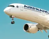 Samolot Air France w locie. Sprawdź wymiary bagażu przed podróżą!