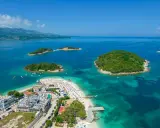 Rajskie wyspy i plaże Ksamilu, jednego z najpiękniejszych **albania miasta turystyczne**. Idealne miejsce na wakacje.