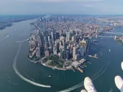 Widok z lotu ptaka na Manhattan, Nowy Jork. Widać rzekę, mosty i mnóstwo wieżowców.