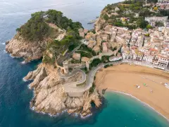 Malownicza zatoka z piaszczystą plażą i miasteczkiem na wzgórzu, otoczonym murami obronnymi. Widok na Costa Brava zapiera dech w piersiach.