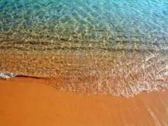 Czysta woda i złoty piasek na plaży. Idealna bułgaria pogoda we wrześniu na relaks.
