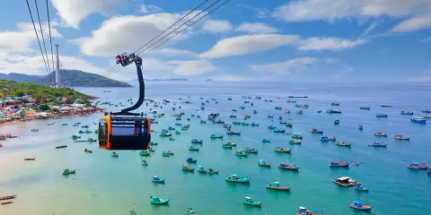 Piękna pogoda na Phu Quoc w lutym. Widok z kolejki linowej na zatokę pełną łodzi rybackich.
