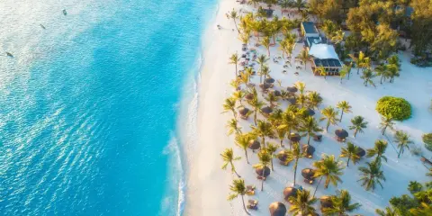 Rajska plaża na Zanzibarze, idealna na wakacje. Kiedy jechać? Najlepiej w porze suchej, od czerwca do października.