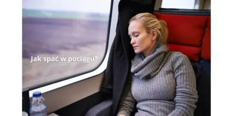 Kobieta odpoczywa, śpiąc w pociągu. Obok niej butelka wody, a za oknem rozmyty krajobraz.