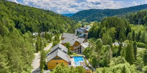 Malowniczy hotel w górach z basenem, idealny na wypoczynek. Zastanawiasz się, ile trwa majówka? Tu czas płynie wolniej!
