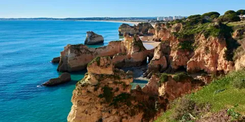 Skały Algarve, Portugalia, gdzie na wakacje? Turkusowe morze, złote plaże i klify zapraszają na niezapomniany wypoczynek.