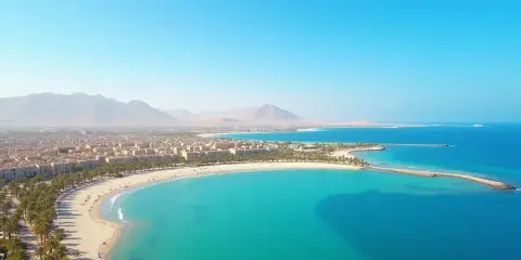 Piękna plaża z palmami i turkusową wodą. Czy to Hurghada czy Marsa Alam? Wybór należy do Ciebie!