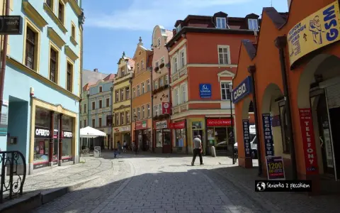 Kolorowe kamienice i brukowana uliczka tworzą urokliwy zakątek, idealny do odkrywania atrakcji Jeleniej Góry.