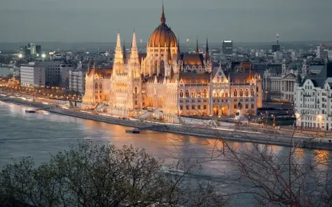 Wspaniały Parlament w Budapeszcie, oświetlony nocą, to obowiązkowy punkt, co warto zobaczyć w Budapeszcie.
