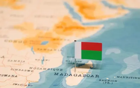 Flaga Madagaskaru na mapie Afryki. Tak, czy Madagaskar to państwo, które warto odwiedzić!