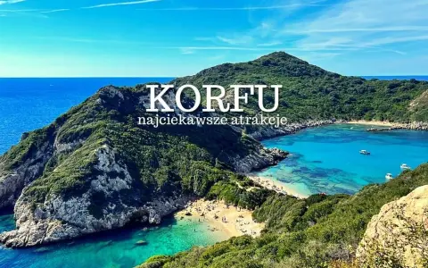 Piękna zatoka na Korfu, idealna na wakacje. W październiku grecja pogoda wciąż sprzyja plażowaniu.