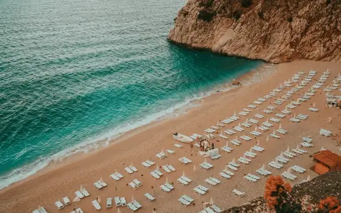 Plaża z leżakami i turkusową wodą, idealne miejsce, gdzie do Turcji.