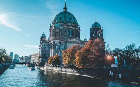 Berliński Dom, idealne miejsce na city break. Rzeka Szprewa, łodzie i jesienne drzewa tworzą malowniczy widok.