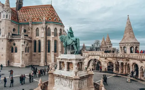 Rycerz na koniu przed kościołem w Budapeszt stare miasto. W tle baszty i turystów.