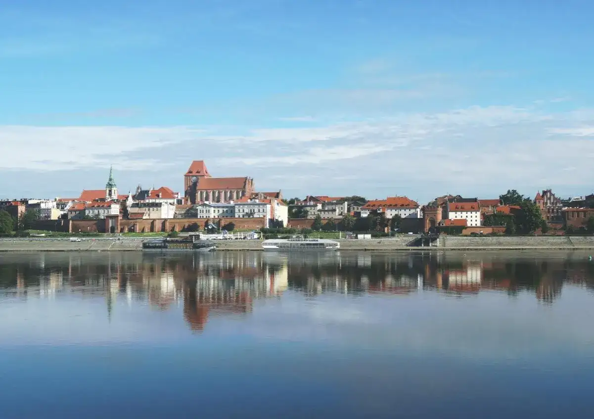 Panorama Torunia z Wisłą w tle. Widok na zabytkowe kamienice i katedrę, które są głównymi toruń atrakcje.
