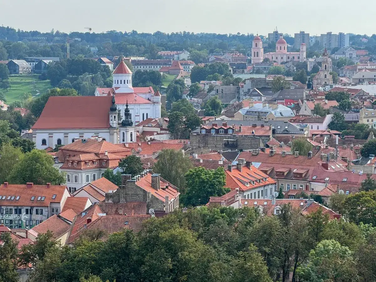 Widok na dachy i kościoły Wilna. Idealny plan na zwiedzanie Wilna w jeden dzień, by poczuć atmosferę miasta.