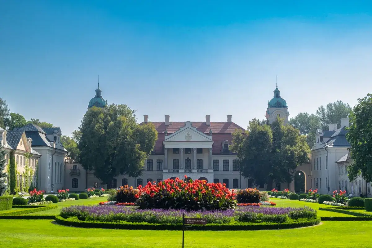 Piękne pałace w Polsce otoczone kwitnącym ogrodem. Wspaniała architektura i kolorowe kwiaty tworzą malowniczy widok.