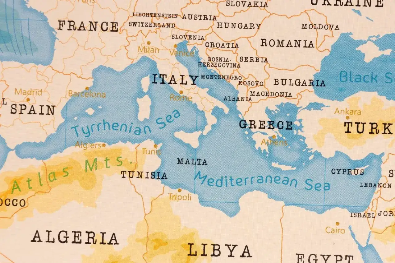 Mapa Morza Śródziemnego. Gdzie jest Cypr? Znajduje się na wschód od Grecji, na południe od Turcji.