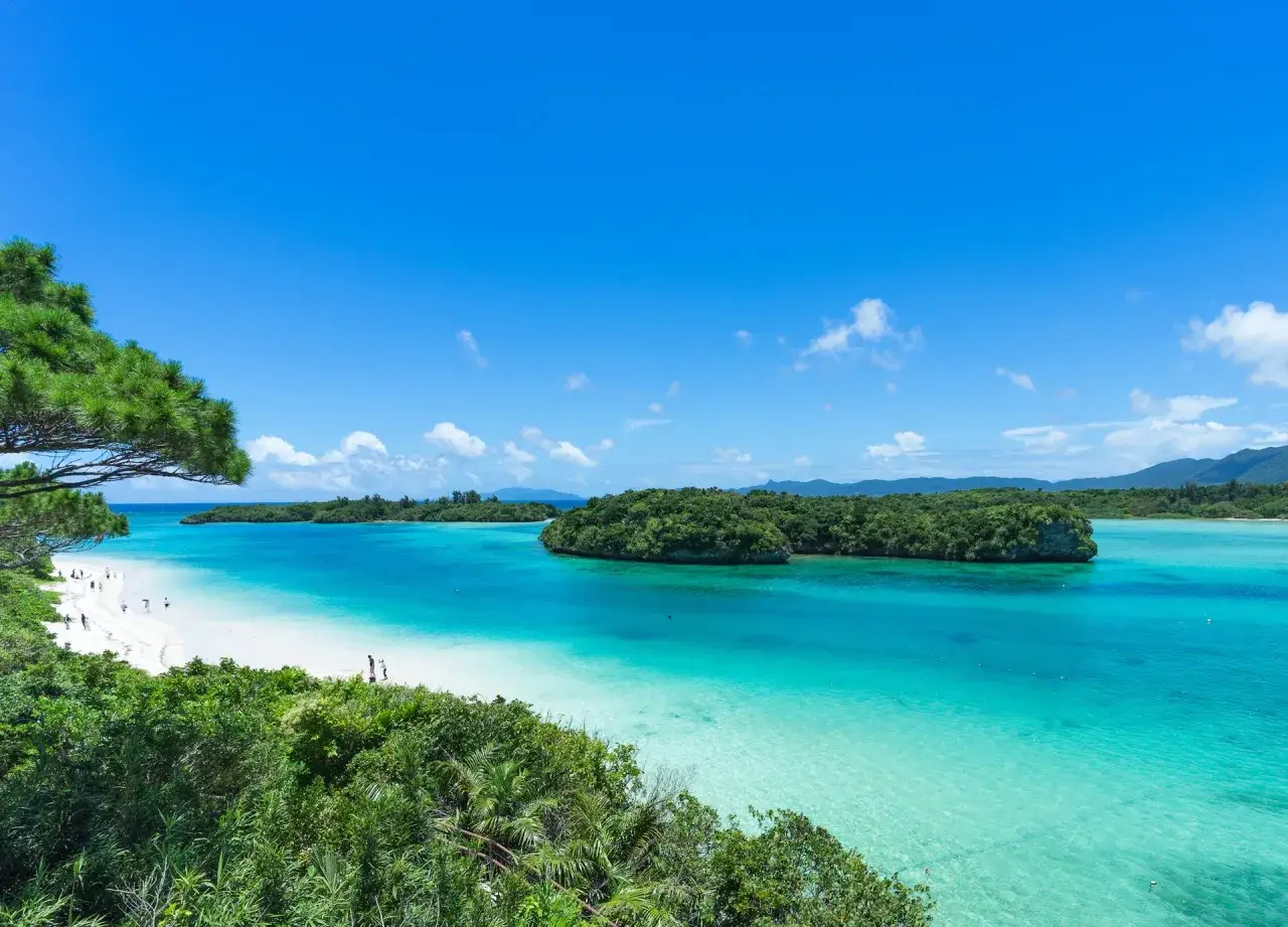 Rajskie plaże w Japonii z turkusową wodą i zielonymi wyspami. Idealne miejsce na relaks.