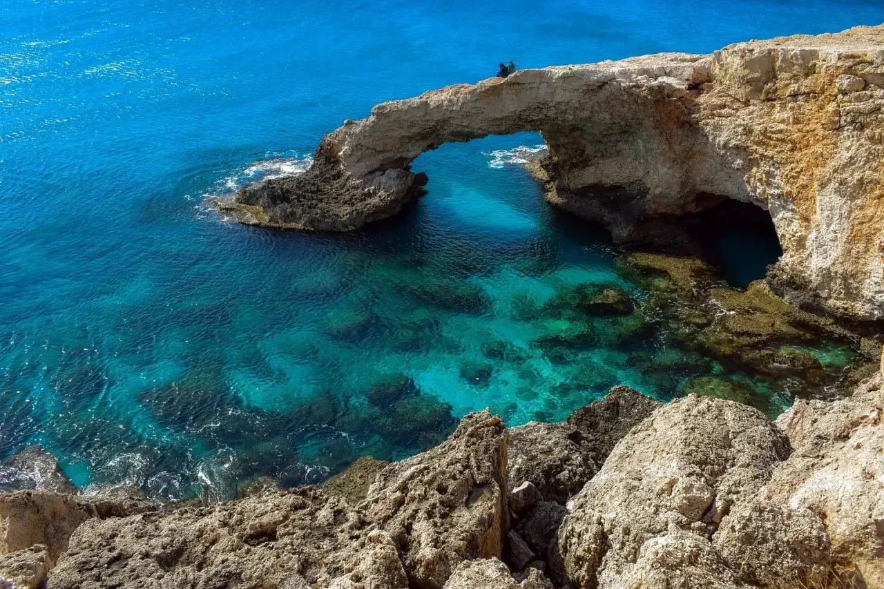 Kamienny most naturalny nad krystalicznie czystą wodą, jedna z głównych atrakcji Ayia Napa.