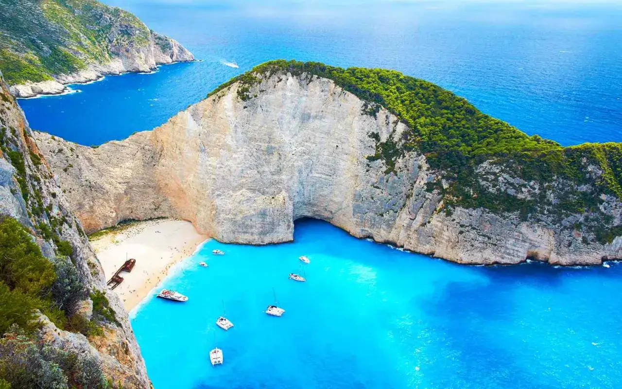 Zatoka Navagio z wrakiem statku i turkusową wodą, to najpiękniejsze morze na świecie.