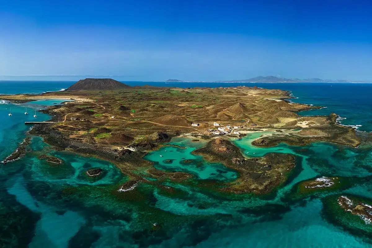 Wyspa Lobos, idealne miejsce, by zobaczyć, co oferuje Fuerteventura. Wulkan, białe domki i turkusowa woda.