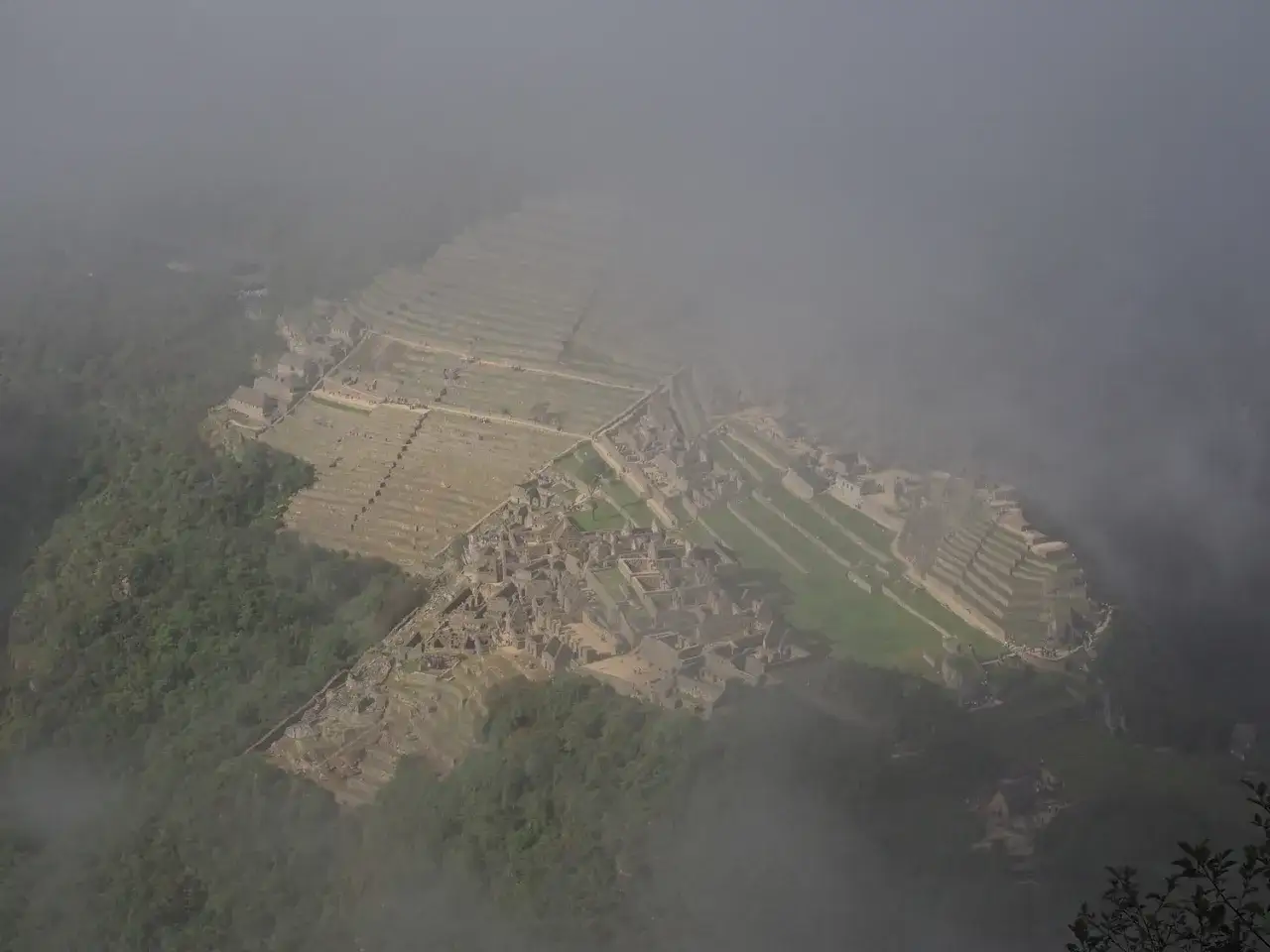 Mgła otula Machu Picchu, odsłaniając tarasy i ruiny. To właśnie tutaj, w Andach, znajduje się to legendarne miasto Inków.