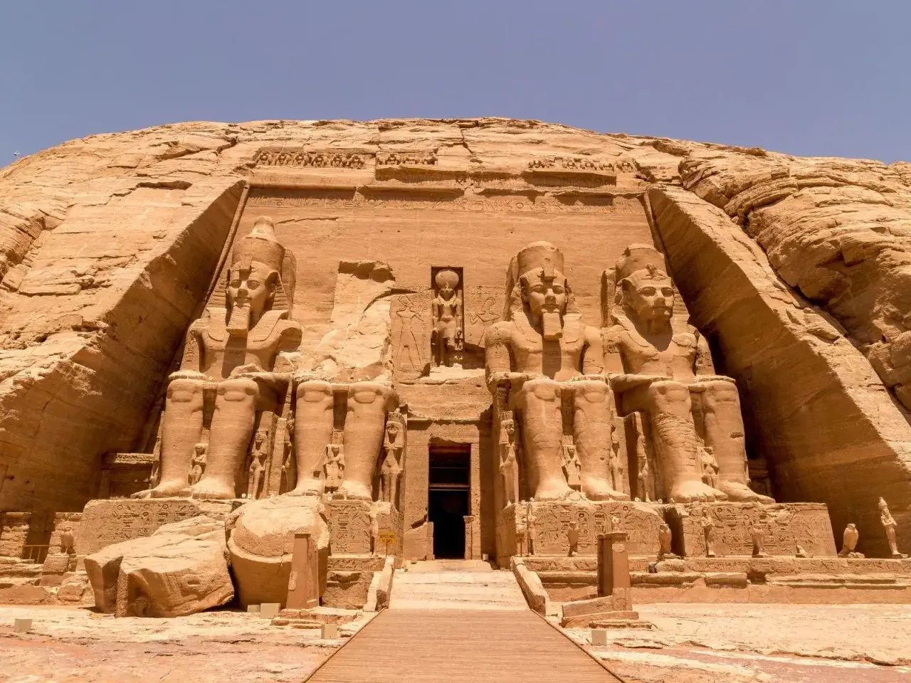 Gigantyczne posągi faraonów wykute w skale to obowiązkowy punkt, co warto zobaczyć w Egipcie. Świątynia Abu Simbel robi ogromne wrażenie.