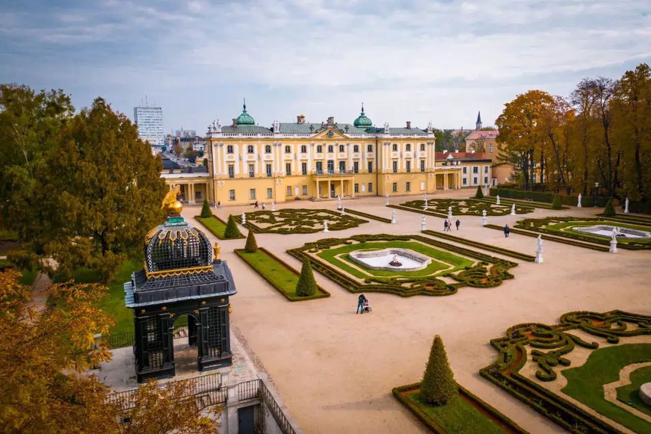 Pałac Branickich w Białymstoku, z barokowymi ogrodami i fontannami, to idealne miejsce, by poczuć historię i zobaczyć, co warto zwiedzić w Białymstoku.