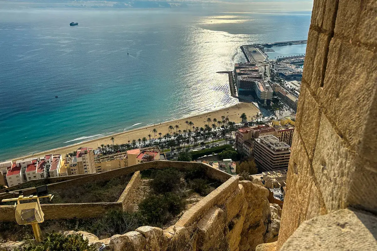 Widok z zamku na plażę i port w Alicante. Warto zobaczyć to miasto!