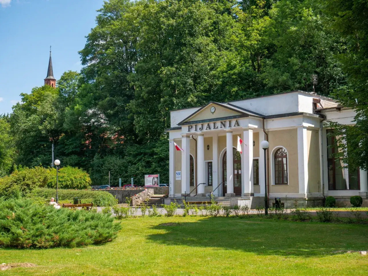 Pijalnia wód w Dusznikach Zdroju, jedna z głównych atrakcji, z charakterystycznymi kolumnami i zielenią.