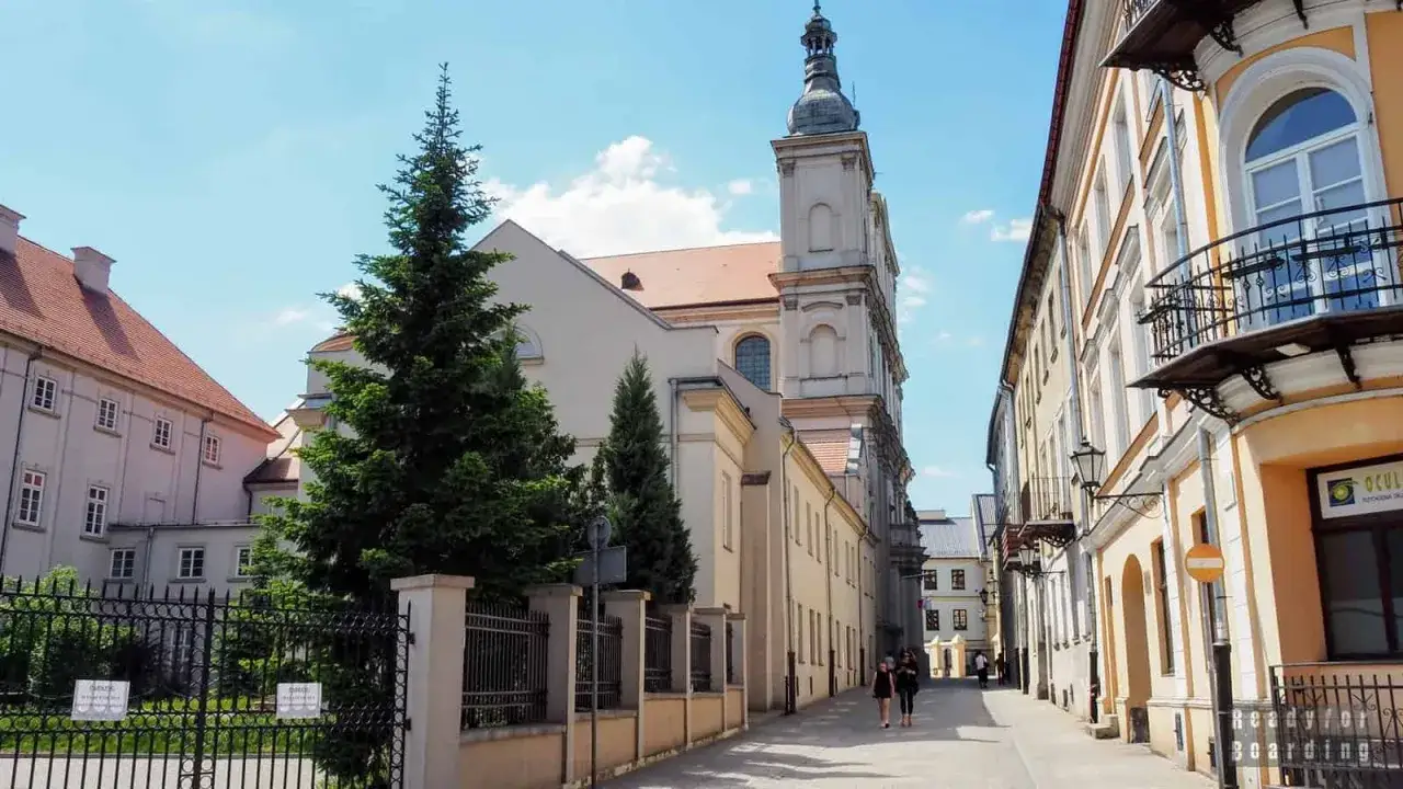Ulica w Piotrkowie Trybunalskim z kościołem i kamienicami. Warto zobaczyć te piotrków trybunalski atrakcje.