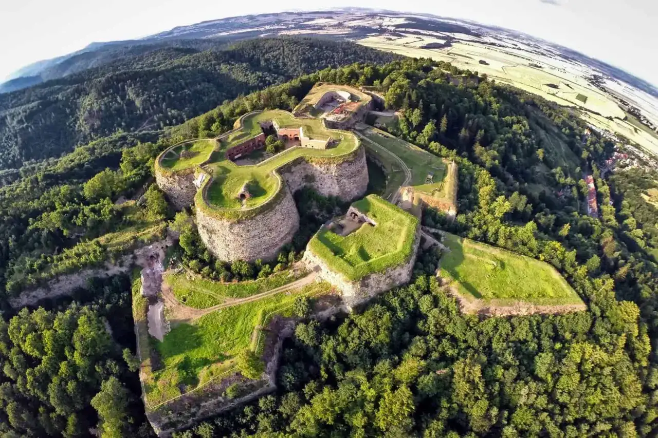Twierdza Srebrna Góra – perła architektury obronnej, którą warto zobaczyć na Śląsku. Imponująca budowla na tle zielonych wzgórz.