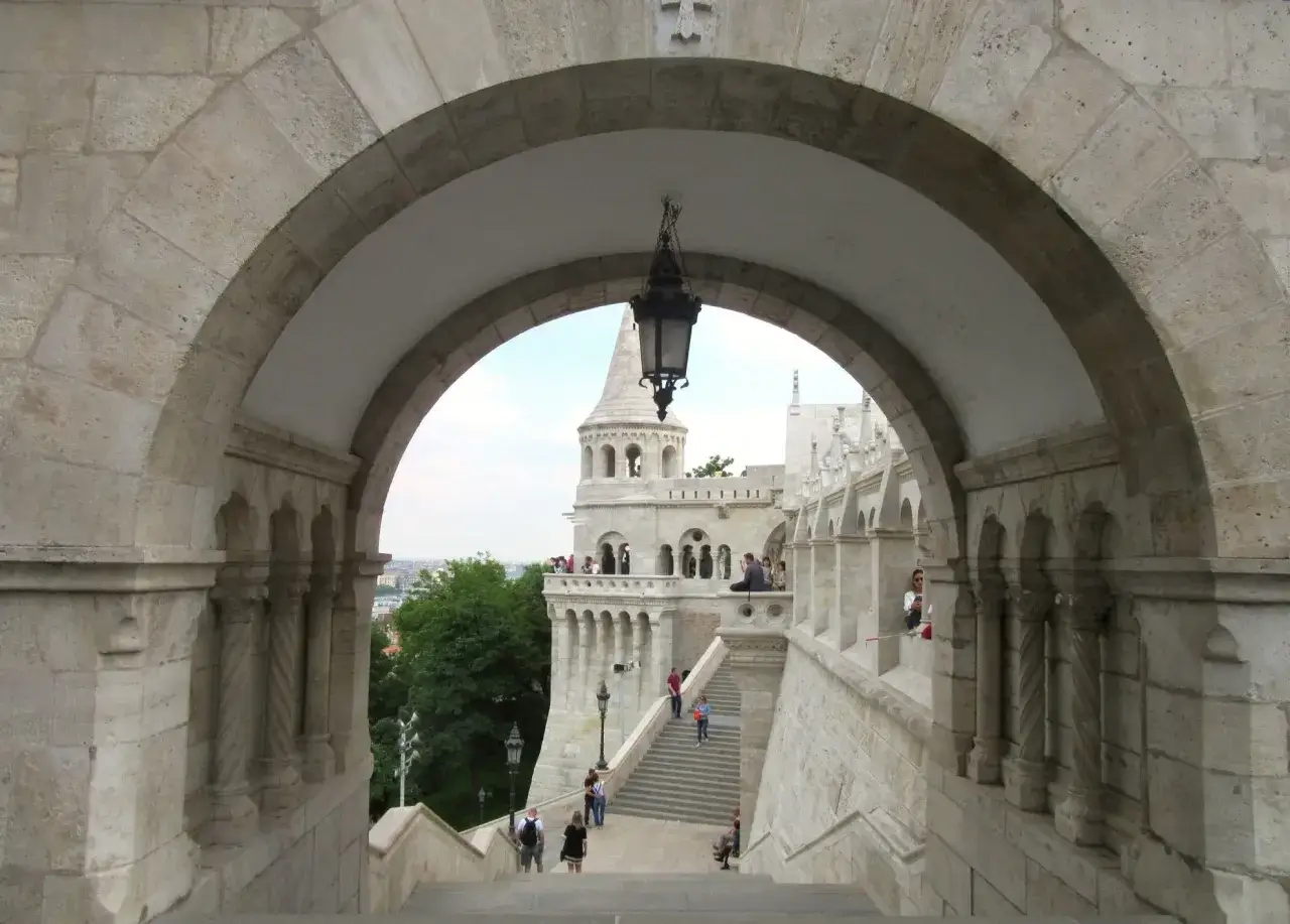 Kamienne schody prowadzą do Baszty Rybackiej, idealne miejsce, by zobaczyć, co robić w Budapeszcie.