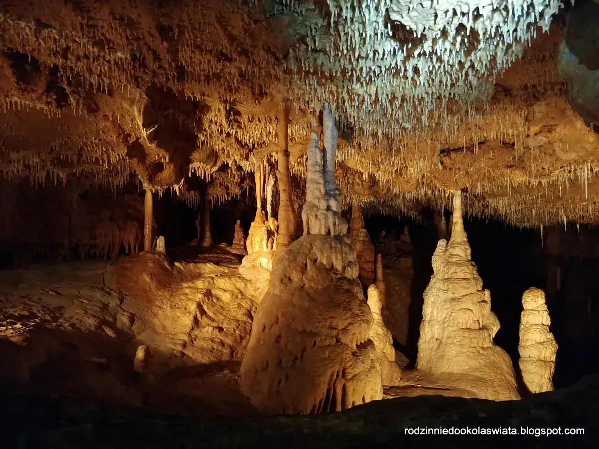 Niesamowite formacje skalne w jaskiniach w Polsce. Stalaktyty i stalagmity tworzą bajkowy krajobraz pod ziemią.