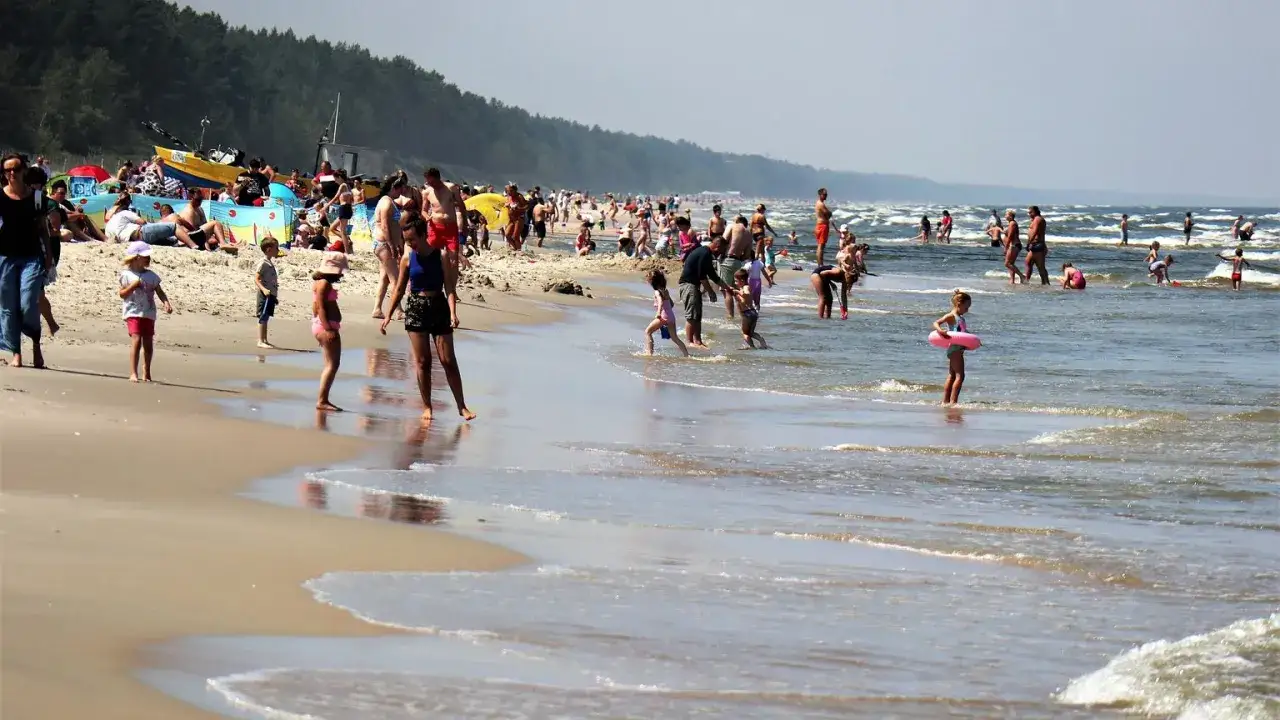 Tłum ludzi na plaży, dzieci kąpią się w płytkiej wodzie. Może tu jest najcieplejsza woda w Bałtyku?