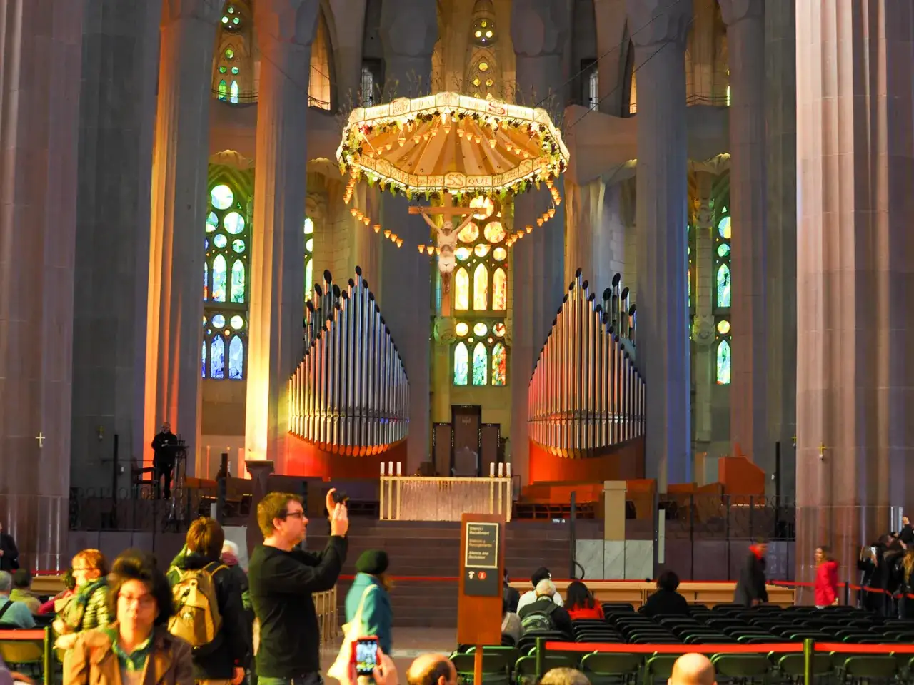 Wnętrze Sagrada Familia, gdzie odbywają się msze. Wspaniałe organy i witraże tworzą magiczną atmosferę.
