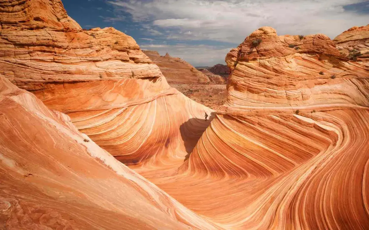 Niesamowite, faliste formacje skalne w The Wave, Arizona, tworzą naturalne dzieło sztuki.