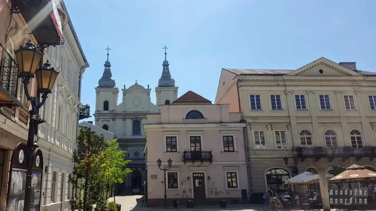 Piotrków Trybunalski atrakcje: Rynek z kościołem farnym i kamieniczkami.