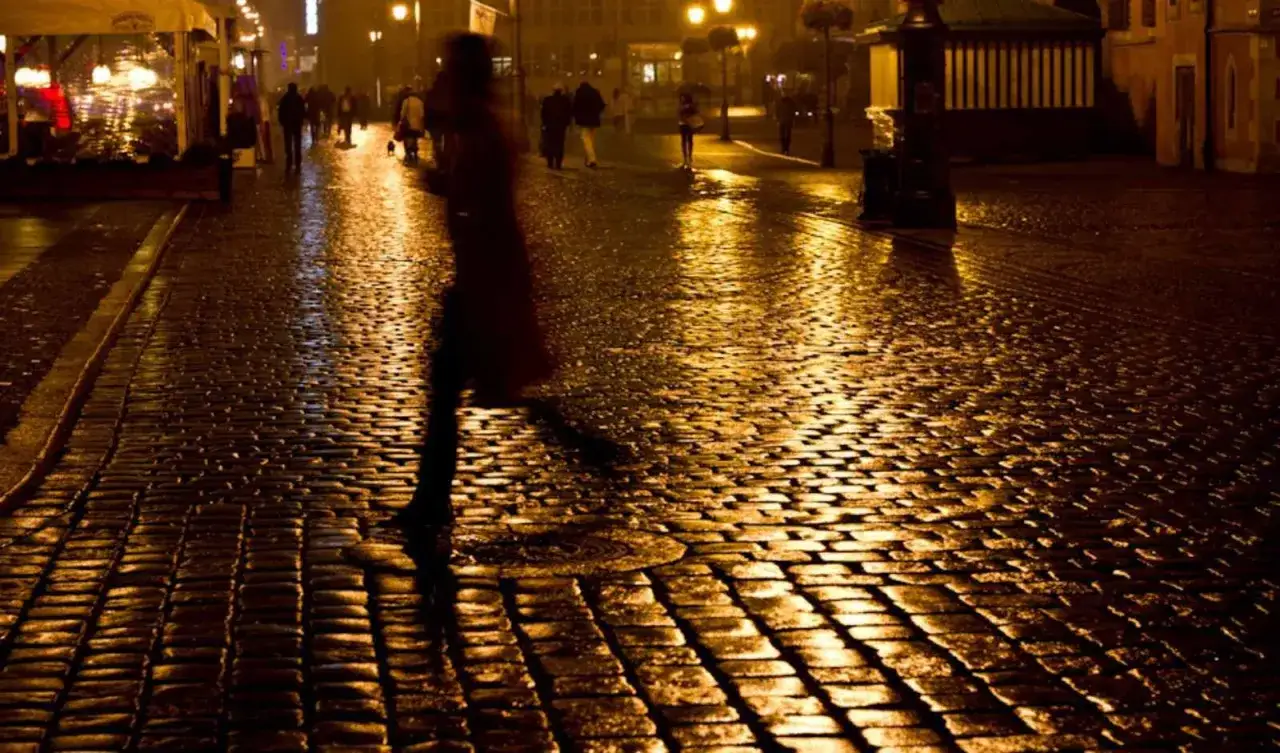 Wieczorny spacer po Rynku we Wrocławiu. Mokry bruk odbija światła latarni, tworząc magiczną atmosferę. Idealne miejsce, by poczuć klimat miasta i zastanowić się, co zwiedzić we Wrocławiu.