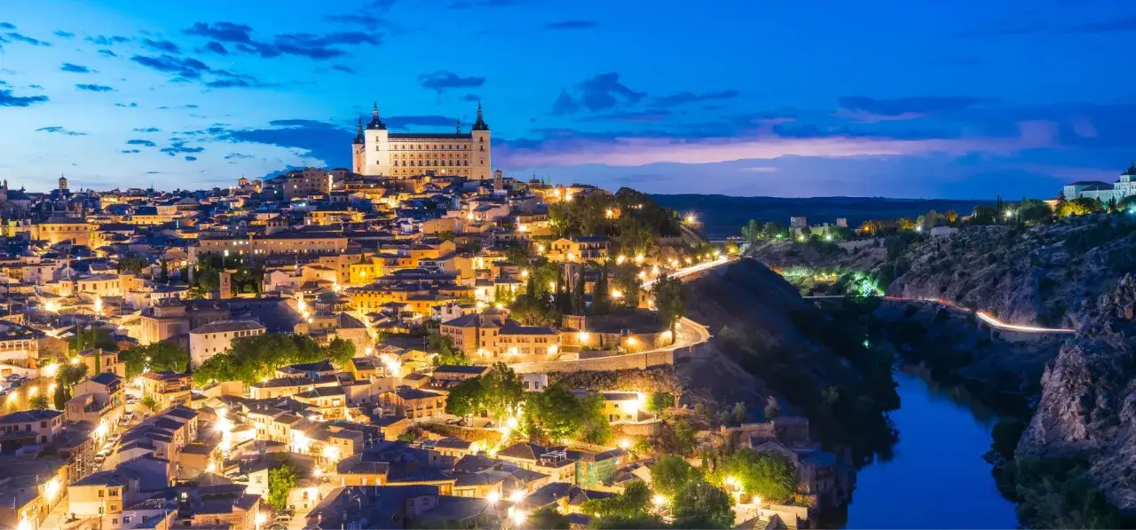 Toledo, jedno z najpiękniejszych hiszpania miasta turystyczne, nocą. Zamek Alcázar góruje nad oświetlonym miastem i rzeką Tag.