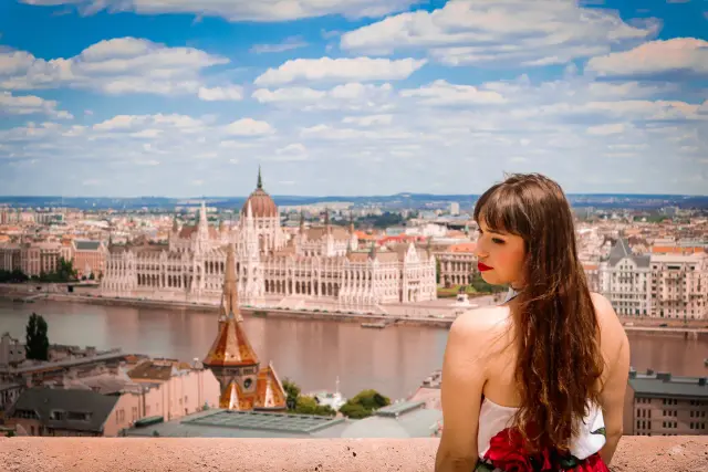 Kobieta zapatrzona w panoramę Budapesztu. Czy warto odwiedzić to miasto? Zdecydowanie tak!